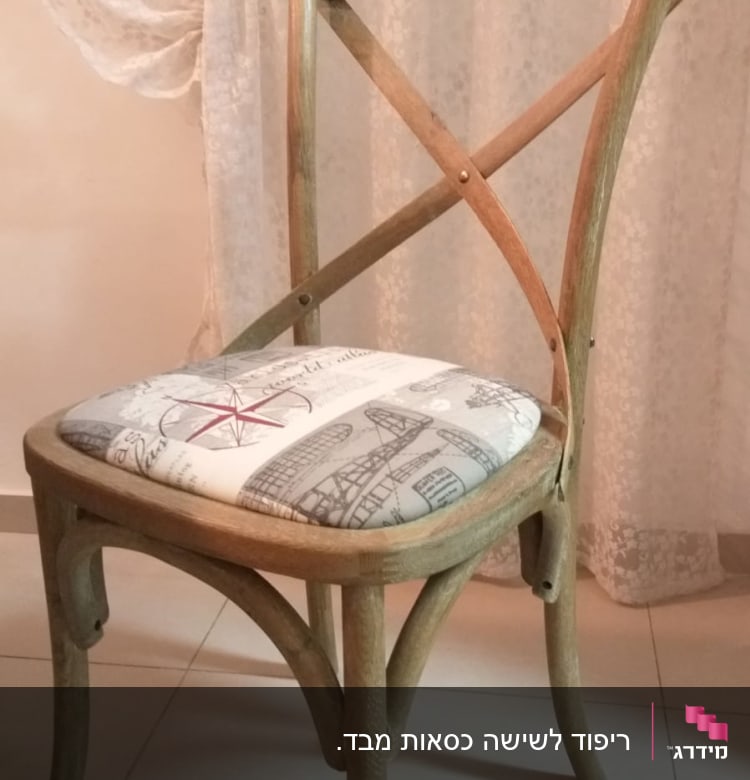 כיסא עץ עם ריפוד בד מעוצב